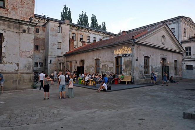 Według Łukasza Maślony budynki przy Dolnych Młynów 10 popadły w ruinę przez bierność hiszpańskiego użytkownika terenu