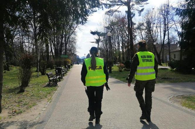 Policja i żołnieże patrolują parki i tereny zielone w Nowym Sączu