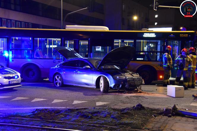 Nocna demolka przy placu Szembeka. Audi skosiło barierki i sygnalizator