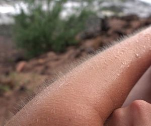 Masz gęsią skórkę, mimo że jest ciepło? Tego nie wolno bagatelizować. Wszechświat przekazuje ważne wieści od bliskich. Przesądy i wierzenia