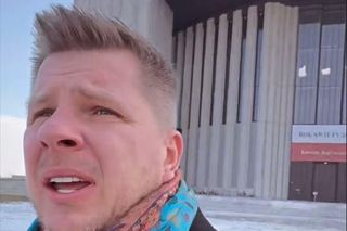 Filip Chajzer relacjonuje spod kościoła. Poleca niedzielną Mszę