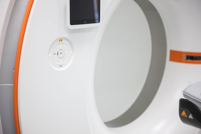 Nowoczesny tomograf w krakowskim szpitalu wojskowym. Sprzęt z funduszy KPO zaprezentował szef MON