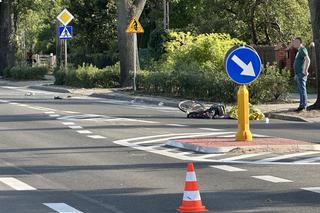 Śmiertelnie potrącił mężczyznę na pasach. Droga jest zablokowana. Policjanci pracują na miejscu