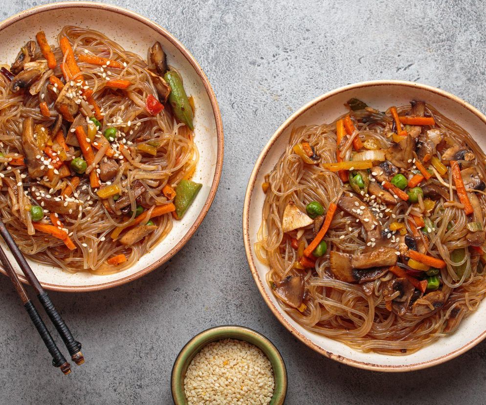 Japchae - makaron z warzywami po koreańsku.  Zaskakuje prostotą i bogactwem smaku