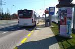 Krawężniki przy rzeszowskich przystankach autobusowych są malowane na biało-żółte