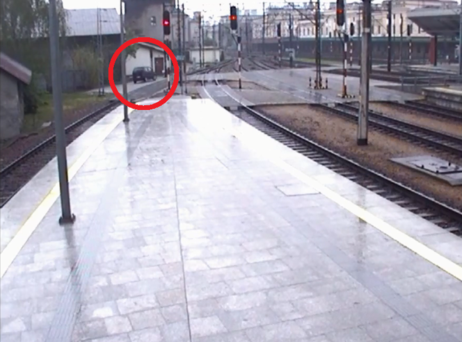 Tego jeszcze nie było! Pijany w sztok wjechał autem... na peron Dworca Głównego!
