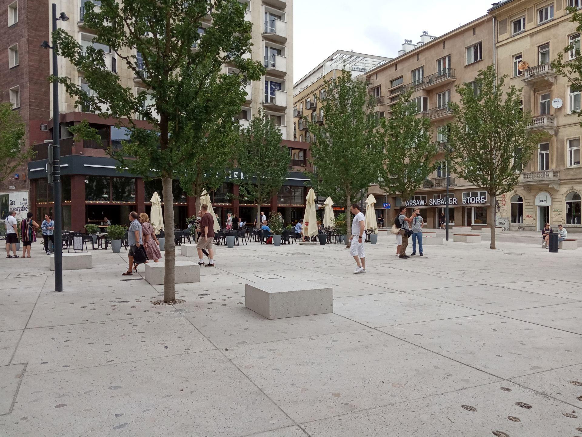 Plac Pięciu Rogów: miejska oaza, betonowa pustynia czy zwornik łączący różne przestrzenie i funkcje miasta?