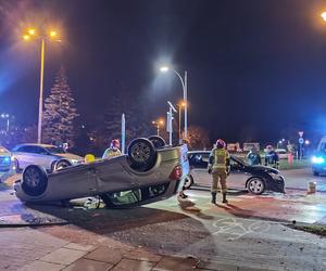 Poważny wypadek na Placu Pokoju Toruńskiego. Auto dachowało