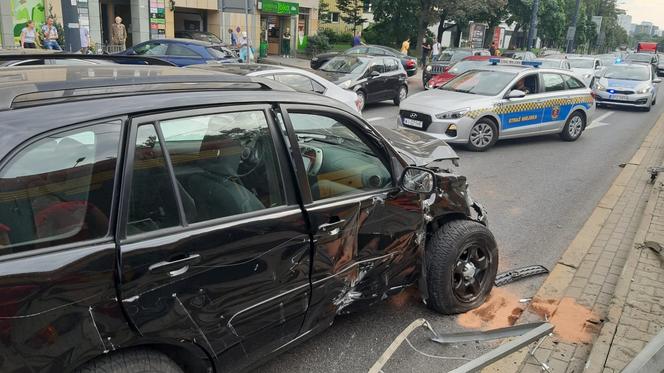 Pijany staranował barierki przy przystanku tramwajowym. O krok od tragedii w Warszawie