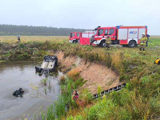 Tragedia w Łódzkiem. Strażacy wyłowili zatopiony samochód
