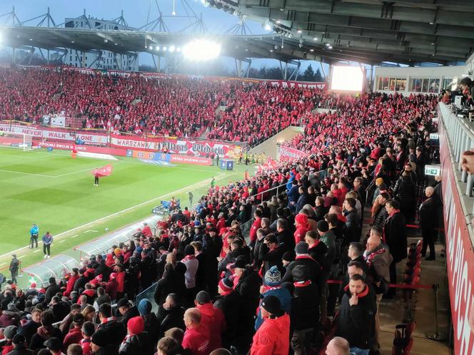 Legia vs. Widzew. Na stadionie w Łodzi zbierają się kibice