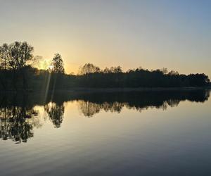 Zmodernizowana plaża na Mazurach przyciąga wielu turystów. Z jakich atrakcji można korzystać? Zobacz zdjęcia!