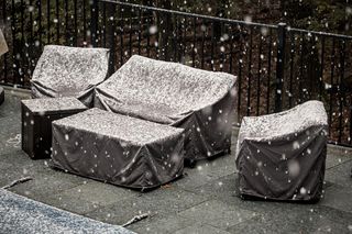 Ławka ogrodowa zimą