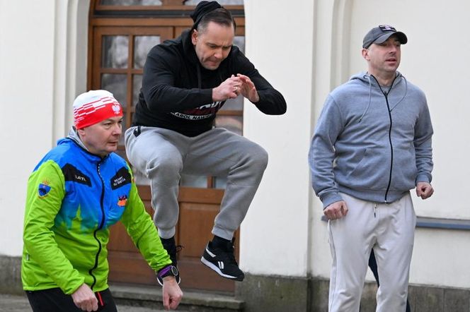 Kandydaci na prezydenta w kampanii. Hołownia strzelał, Nawrocki skakał, Trzaskowski się przytulał