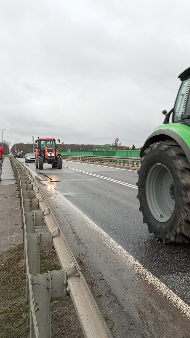 Trwa protest rolników w woj. lubelskim. Blokady są w wielu miejscach w regionie [DUŻO ZDJĘĆ]