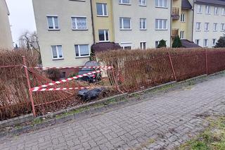 Kierowca wypadł z drogi i uderzył w budynek na Osowej Górze. Trafił do szpitala [ZDJĘCIA]