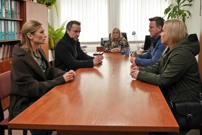 Pierwsza miłość, odcinek 3569: Michał (Wojciech Błach), Marysia (Aneta Zając), rodzice Klary