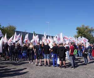 Pikieta pracowników Beko. Pracę straci 1100 osób. „Czujemy się oszukani i sfrustrowani”