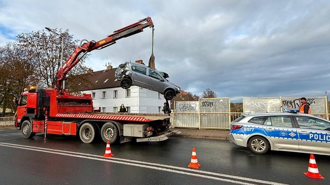 Jelenia Góra. 18-latka kierująca oplem spadła z wiaduktu