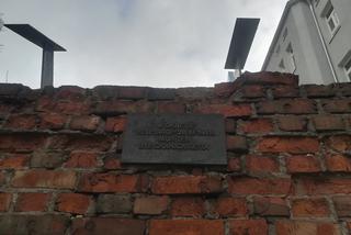 Ruiny muru getta przy ulicy Siennej