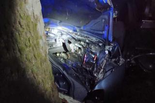 Tragiczny wypadek pod Nidzicą. Auto uderzyło w drzewo. Dwie osoby nie żyją
