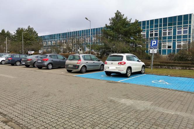 Bilety z parkomatu, przez całą dobę. Przy szpitalu w Lesznie