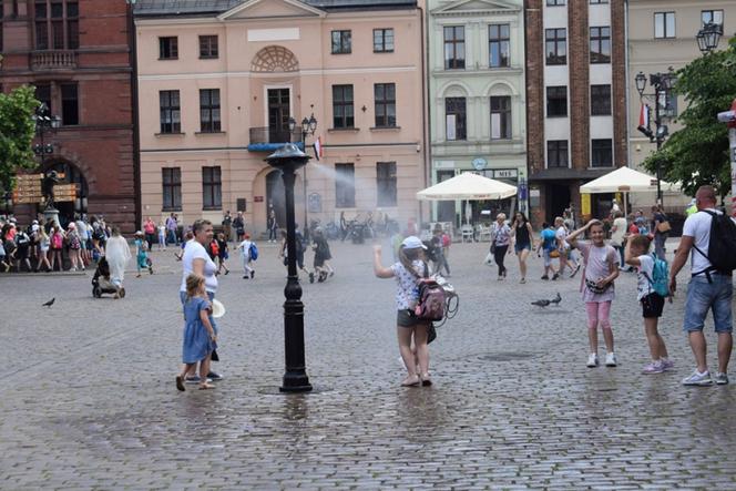 Zraszacze pojawiły się w Toruniu - to sposób na walkę z upałem