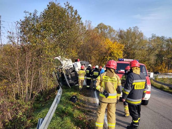Ciężarówka wylądowała na boku! GROŹNY incydent w Trzycierzu