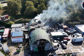 Płonie wielka hala pod Warszawą. Jedna osoba ranna. Na miejscu liczne zastępy