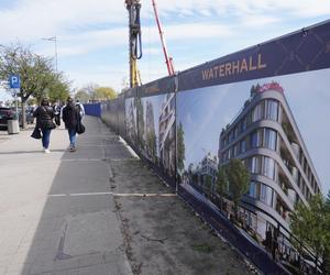 Skwer Kościuszki. Budowa hotelu Mövenpick Hotelu Gdynia i apartamentów Waterhall Residence.