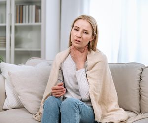 Myślisz, że to stres? Te symptomy wskazują na chorobę tarczycy, a większość z nas je ignoruje