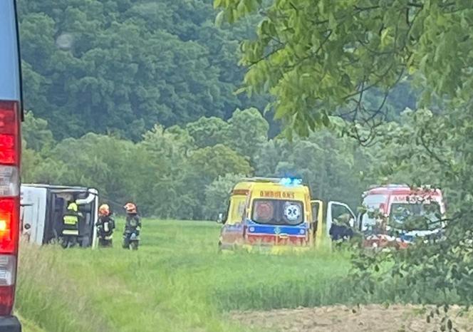 Wypadek autobusu z dziećmi! Są poszkodowani, droga zablokowana