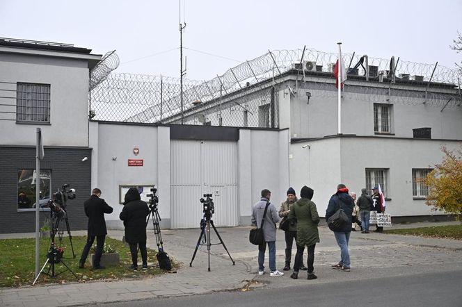 Oczekiwanie na wyjście ks. Michała Olszewskiego na wolność