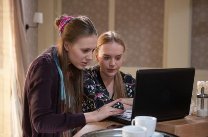 Na Wspólnej odc. 3145 - opis, streszczenie: Daria zamiast pożegnać się z Adamem wybierze spotkanie z Luizą