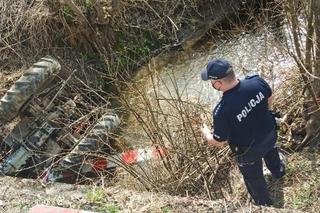 Tragiczny wypadek w Ulanicy. Traktorzysta zjechał z drogi i spadł do rzeki. Mężczyzna zginął na miejscu [ZDJĘCIA]