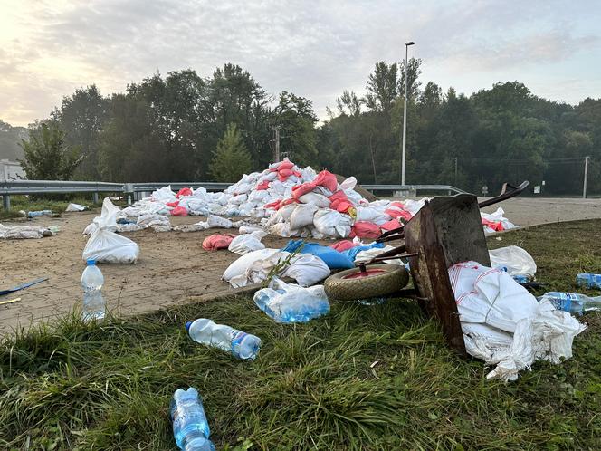 Powódź w Nysie. Wał przy Wyspiańskiego uszczelniony