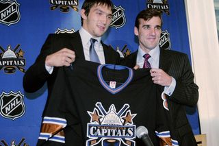 Alexander Ovechkin został najlepszym strzelcem w historii NHL. Potrzebujemy galerię zdjęć z celebracji, która miała miejsce w USA