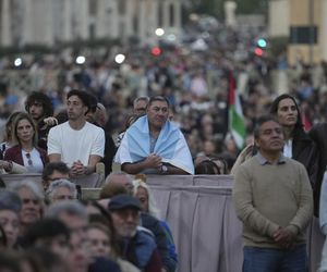 Hołdy na Placu Świętego Piotra.