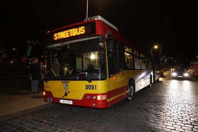Streetbus ruszył na ulice Wrocławia. W specjalnym autobusie na bezdomnych czeka ciepły posiłek i pomoc medyczna