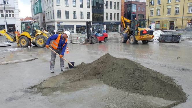 Stary Rynek w Bydgoszczy pięknieje w oczach. Zaglądamy na plac budowy! [ZDJĘCIA,