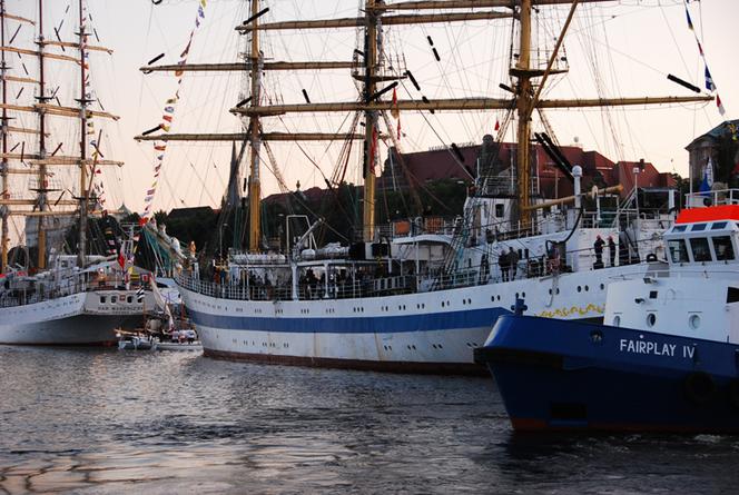 Niebieskie holowniki wprowadzą jachty do Szczecina