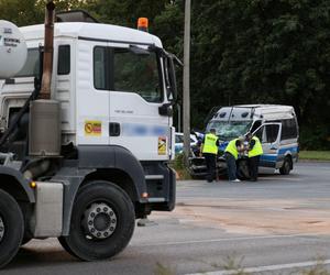 Wypadek na Nowoursynowskiej w Warszawie. Ośmiu policjantów trafiło do szpitali