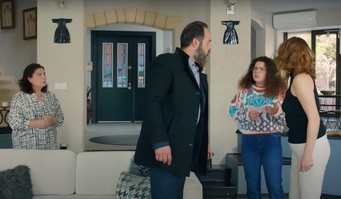 Porywacz Zeynep, Ragip, zjawi się w domu Bulenta i zagrozi, że wplącze Melis w przestępstwo.