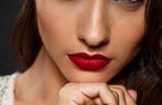 Jesienne trendy w makijażu. Te kolory na ustach i powiekach będą świetnym dopełnieniem ciepłej garderoby