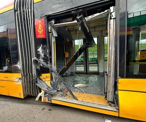 Totalna demolka na Bielanach. Roztrzaskane tramwaje i wielu rannych! Trzy osoby trafiły do szpitala