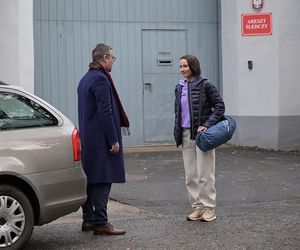 Pierwsza miłość, odcinek 3967: Melka (Ewa Jakubowska), adwokat - mecenas Dubicz (Marcin Kiszluk)