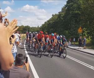 W Henrykowie koło Leszna kibice czekają na kolarzy 80. Tour de Pologne 