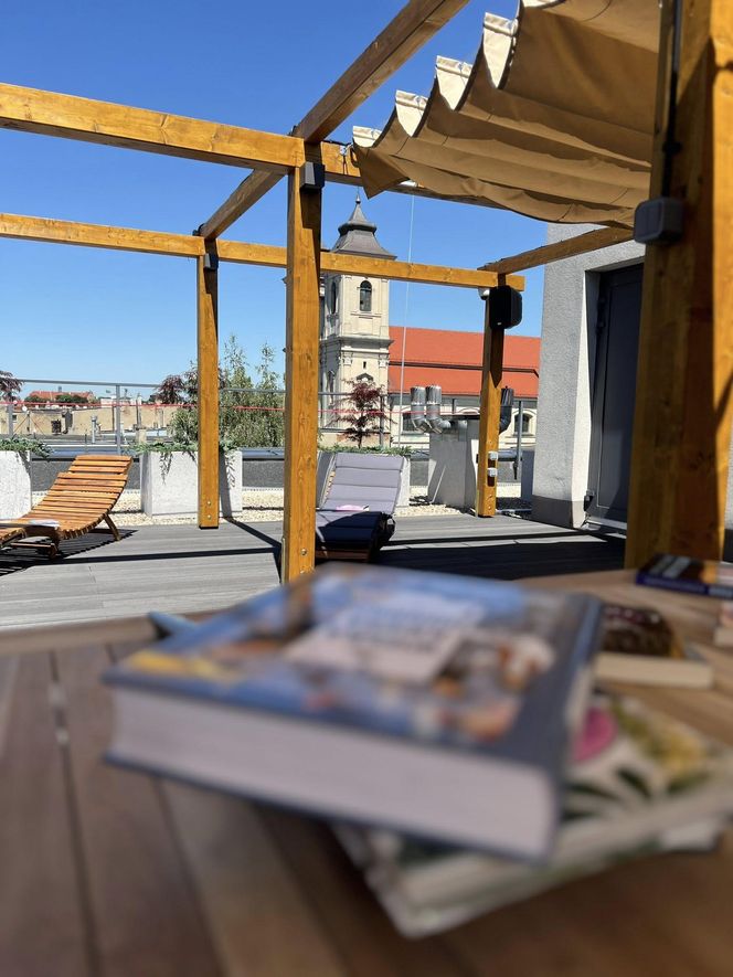 Czytelnia na dachu biblioteki w Lesznie 