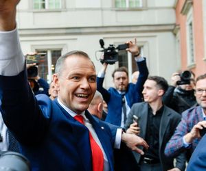 Nieufność i ostrożny optymizm. Polacy oceniają relacje rządu i Nawrockiego. Najnowszy sondaż nie pozostawia złudzeń