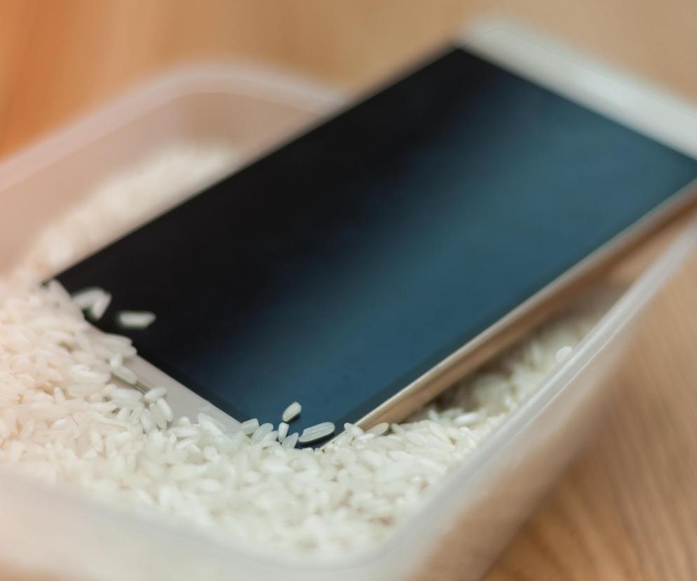 Zalany Iphone? Nie wsadzaj go do ryżu! Apple ostrzega przed tym popularnym sposobem! 		